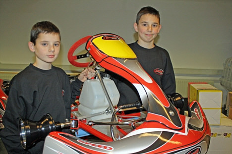 Ryomgård drengene Simon (tv) og Casper Pilgaard skal køre i en Dino-racer i 2011.